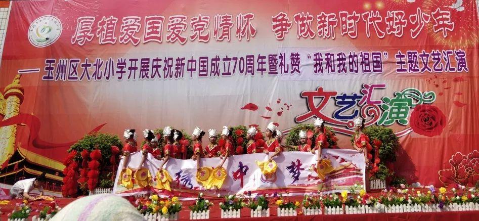 古月追悼会：6米长挽联，女儿亲吻遗像，300名广州市民送行