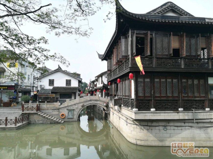 新华社快讯:伊拉克境内一驻有美军的基地20日遭到火箭弹袭击
